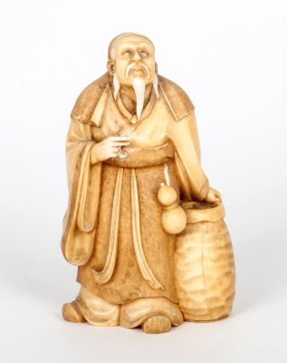 פסלון אוקימונו משנהב מתקופת מייג'י בדמות גבר עם פומית, 1868-1912. תיאור: חותמות (בתחתית) .
גובה: 