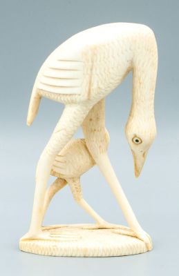 פסלון אוקימונו משנהב בדמות עגורים, יפן, תחילת המאה ה-20 . גובה: 11 ס"מ