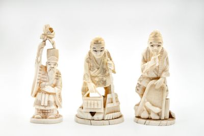 שלושה פסלוני אוקימנו משנהב, יפן, אמצע המאה ה-20. תיאור: 
1. דמות עם פומית. גובה: 10.5 ס"מ 
2. 