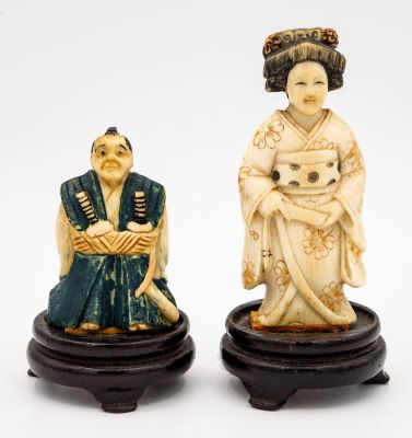 שני פסלוני נצקה משנהב צבוע ומגולף, יפן, תחילת המאה ה-20. תיאור: 
נצקה בדמות סמוראי. מוצב על בסיס 