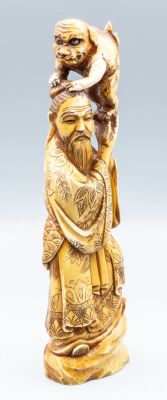 פסלון סיני משנהב מגולף בדמות איש עם קופיף, המאה ה-18-19. תיאור: חותמות בשיבוץ חותמת אדומה 