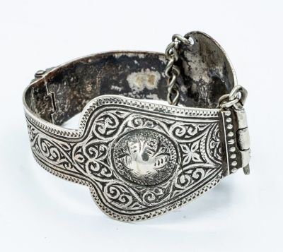 צמיד כסף, מרוקו, רבט, סוף המאה ה-19. תיאור: מורכב משני חלקים נפרדים מחוברים בצירים. מעוטר 