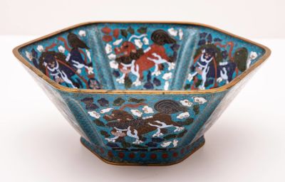 קערה משובחת מברונזה ואמייל קלואזונה, שושלת ציאנלונג (Qianlong), 1735-1796. תיאור: מעוצבת כמשושה 