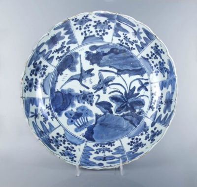 צלחת גדולה מפורצלן סיני כחול ולבן, המאה ה-17. תיאור: עם עיטורי פרחים וציפורים. 
קוטר: 35.3 ס"מ 