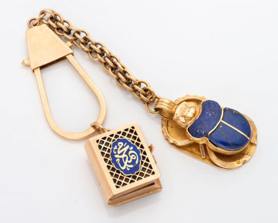 מחזיק מפתחות עם תליונים מזהב 18-20 קראט. אחד התליונים מעוצב כחרפושית המשובצת לפיס לזלוזי והשני 