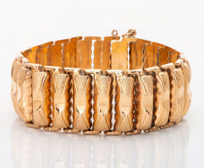 צמיד וינטג' נאה מזהב 18 קראט. מעוצב כסדרה של לוחיות קמורות מעוטרות בחריטה משני צידיהם ומחוברות 