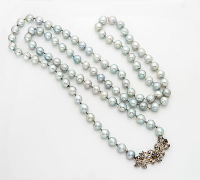 מחרוזת נאה מפנינים אפורות יהלומים ספירים וזהב לבן 18 קראט. מחרוזת פנינם המסתיימת בסוגר עתיק מזהב 