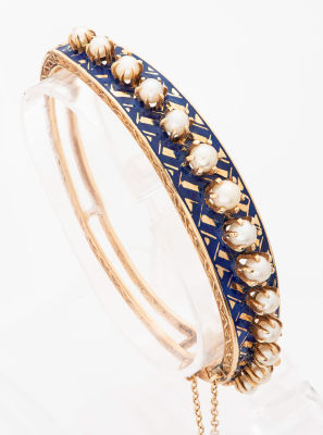 צמיד בנגל איכותי מזהב 14 קראט פנינים ואמייל. החלק העליון מעוצב ככתר המעוטר שורה של פנינים 