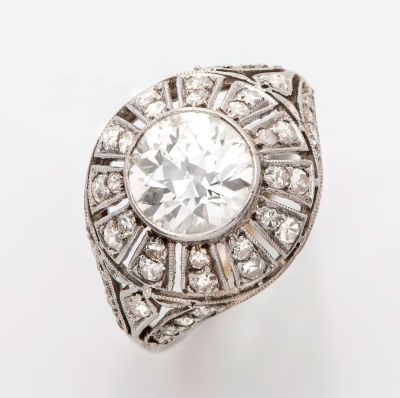 טבעת אר-דקו איכותית מפלטינה ויהלומים. הכתר מעוצב ככיפה שבמרכזה משובץ יהלום איכותי 1.7 קראט 