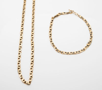 סט של צמיד ושרשרת מזהב 18 קראט. שניהם מעוצבים כשרשרת חוליות שטוחה. חותמות. 
משקל כולל: 29.7 גר' 