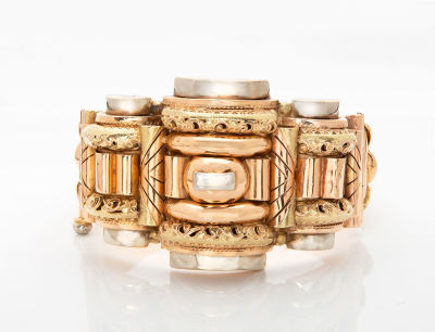 צמיד בידרמייר איכותי מזהב 18 קראט בשלושה גוונים, צרפת, 1838-1847. החלק העליון מעוצב כאלמנט כיפתי 