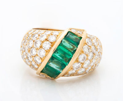 טבעת קוקטייל נאה מזהב 18 קראט יהלומים ואמרדלים. מעוצבת ככיפה ובמרכזה שורה אלכסונית של אמרלדים 