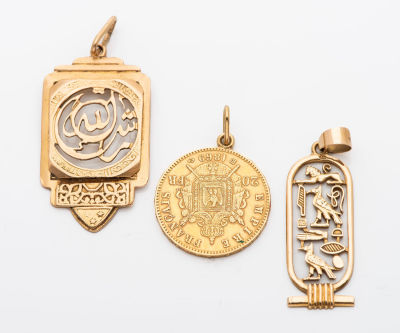 לוט של שלושה תליונים מזהב. 1. תליון מזהב 18 קראט עם כתב ערבי. חותמות. אורך: 3 ס"מ 
2. תליון מזהב 