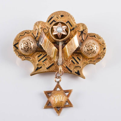 סיכת זהב צרפתית 18 קרט, סוף המאה ה-19. מעוטרת עבודת אמייל, עם תליון קטן בצורת מגן דוד עם הכיתוב 