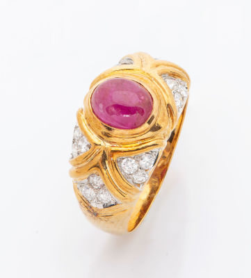 טבעת מזהב 18 קראט יהלומים ורובי. במרכז הכתר קבושון רובין ותחתיו רקע בדוגמת מעוינים משובצים 