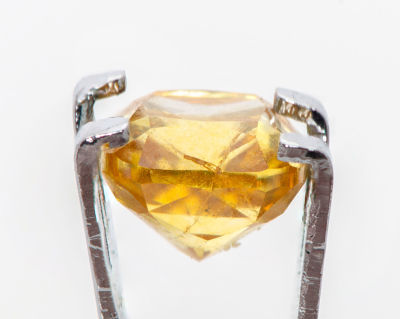 יהלום חפושי טבעי 1.01 קראט, תפוז צהוב עמוק מהודר, בחיתוך קושן. מלווה בתעודת מקוריות של ה-GIA. 