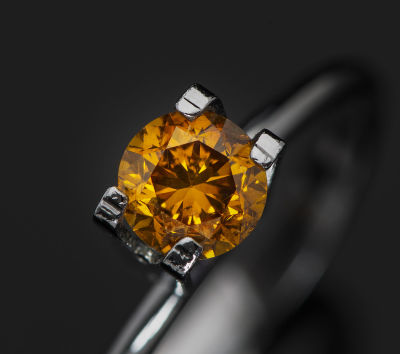 יהלום חופשי טבעי 0.70 קראט "חום צהוב מהודר" בחיתוך עגול. מקור: עיזבון נתן מרקס. 
העתק של התעודה 