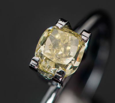 יהלום חופשי טבעי 1.01 קראט צהוב אינטנסיבי מהודר" בחיתוך קושן. מלווה תעודת מקוריות של ה-GIA 