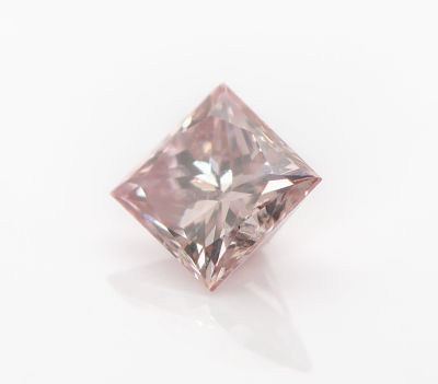 יהלום חפשי 11 נקודות "וורוד אינטנסיבי מהודר". מלווה תעודת מקוריות של חברת GIA. 
מקור: עיזבון נתן 