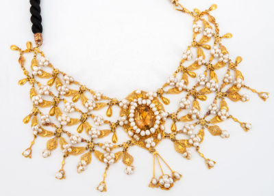 ענק וינטאג' מפואר מזהב 22 קראט פנינים וטופז. ענק בעל שלוש שורות המורכב מאלמנטים דמויי פרפר 