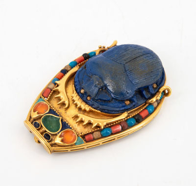 תליון סיכה חרפושית מרשים וייחודי בסגנון "רנסנס מיצרי" מזהב 22 קראט, 1900 בקירוב. חרפושית (כנראה 