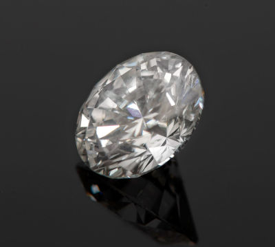 יהלום חפשי טבעי 1.53 קראט בחיתוך עגול. מלווה תעודת מקוריות של ה- GIA מפברואר 2011 המציינת שצבע 