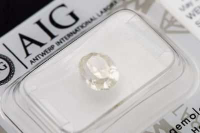 יהלום 2 קראט חפשי טבעי "צהוב מהודר" בחיתוך אובלי. מלווה בתעודת מקוריות של ה-AIG המציינת שניקיון 