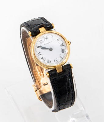 שעון קטרייה לאישה מזהב. חותמות מלאות. 
גוף: זהב עם כתר קבושון ספיר 
לוח: לבן 
ספרות: רומיות 