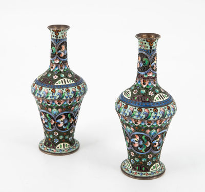 זוג בקבוקונים מכסף ואמייל קלואזונה, קארל פרנצביץ פנד (Karl Franzeivich Fend), רוסיה, מוסקבה 