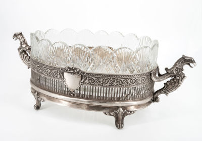 כלי הגשה מפואר וחשוב מכסף וקריסטל, מיכאיל טרסוב, רוסיה, מוסקבה, 1908-1917. מוצב על ארבע תומכות 