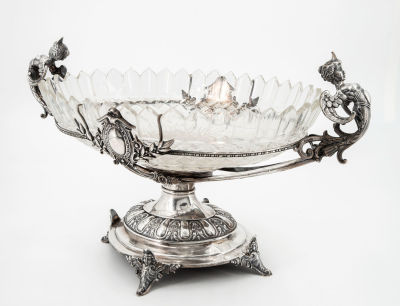 כלי הגשה נאה מכסף וקריסטל, מרכז אירפה, המאה ה-19. בסיס סגלגל וכיפתי המוצב על ארבע תומכות 