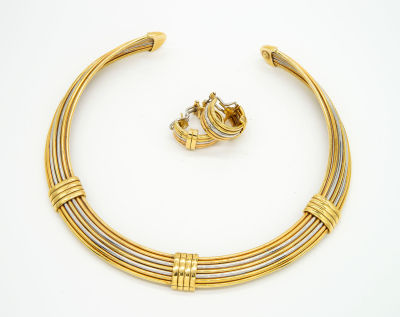 סט CELIUS של ענק וזוג עגילים מזהב 18 קראט בשני גוונים. כולל צ'וקר וזוג עגילים. הענק מורכב מ-7 