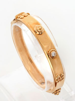 צמיד בנגל "שאנל" מזהב 18 קראט ויהלומים. צמיד רחב מודגש ברוזטות ותלתנים בין שלושה יהלומים 