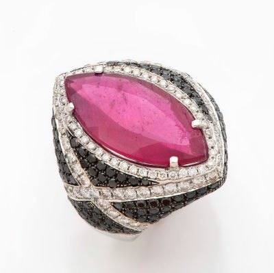 טבעת קוקטייל מזהב לבן 14 קראט ספינל אדום , יהלומים וספירים. טבעת במבנה בומבה שבמרכזה ספינל אדום 