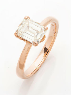 טבעת יהלום איכותי 1.32 קראט. משובץ בטבעת זהב ורוד. 
משקל כולל: 2.8 גר', מידות טבעת: 7.5 מצב: 