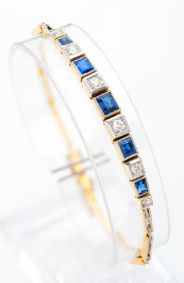 צמיד טניס אר דקו נאה מזהב פלטינה יהלומים וספירים. החלק הקדמי מורכב מאלמנטים מרובעים מזהב ופלטינה 