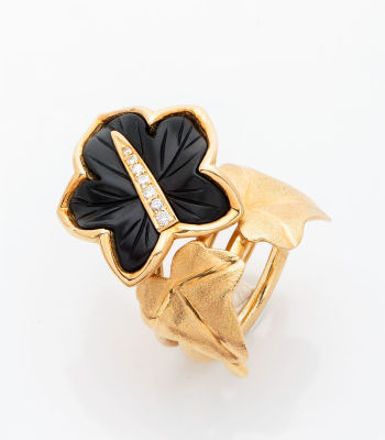טבעת נאה בסגנון אר דקו מזהב 18 אוניקס ויהלומים. מעוצבת כענף מלופף של שלושה עלים, המרכזי בינהם 