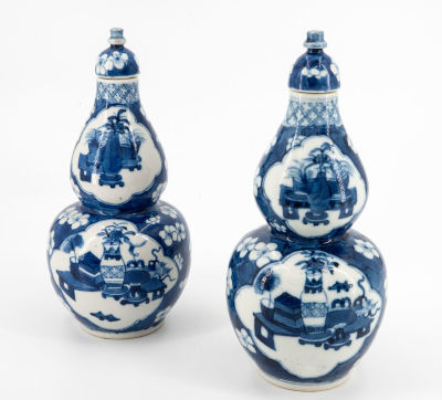 זוג אגרטלי חרסינה כחול לבן סינים, תקופת הקיסר קנגצ'י המאה ה 18 .חתומים. מבנה פקעתי בעל צוואר 