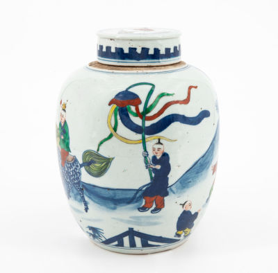 כלי עם מכסה מחרסינה בצבעי WUCAI, סין, שושלת צ'ינג, תקופת קנגצ'י. מעוטר במוטיב "מאה ילדים". 