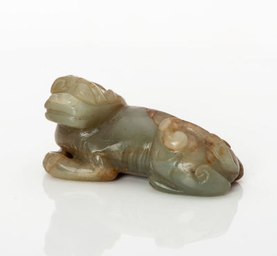 פסלון איכותי ועתיק מג'ייד מגולף בדמות פו-דוג. אורך: 4.5 ס"מ מצב: לפירוט מצב, אנא לשלוח מייל ל 