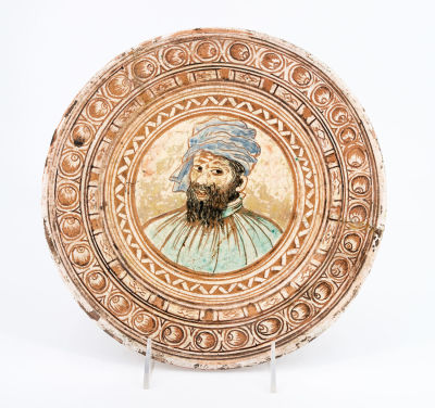 צלחת תלייה היספנו מורקס נדירה מטרקוטה מזוגגת, המאה ה-17. קוטר: 27 ס"מ מצב: לפירוט מצב, אנא לשלוח 