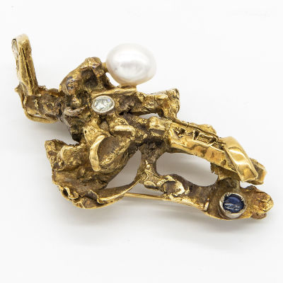 יגאל טומרקין, פסל/סיכה נדירה מזהב 18 קראט. משובצת פנינה טבעית (?) גדולה, 12.5X12 מ"מ בקירוב 