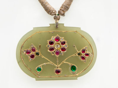 תליון מוגול עתיק מג'ייד אמרלדים רובינים ויהלום. התליון מעוצב כלוחית סגלגלה מג'ייד המשובצת זהב 