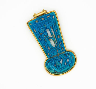 תליון/סיכה מצרי ארכאי מפיאנס במסגרת זהב 18-20 קראט. אורך: 7 ס"מ 
מקור: עיזבון משה ורחל דיין. 