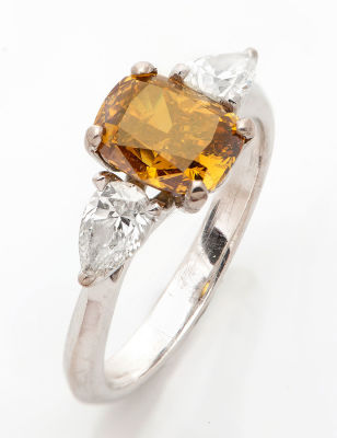 טבעת זהב לבן יהלומים ויהלום פאנסי כתום צהוב עמוק. יהלום פאנסי כתום צהוב עמוק 1.61 קראט (נבדק) 