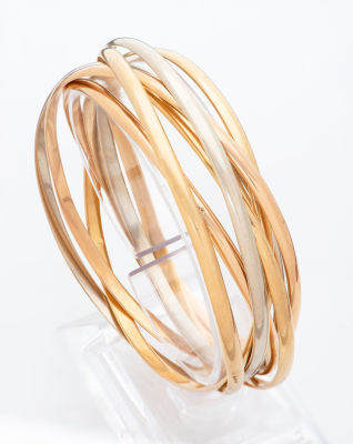 צמיד קרטייה פריז "TRINITY" מזהב 18 קראט בשלוש גוונים. מורכב מ-7 חישוקים משתלבים בגוני זהב שונים. 