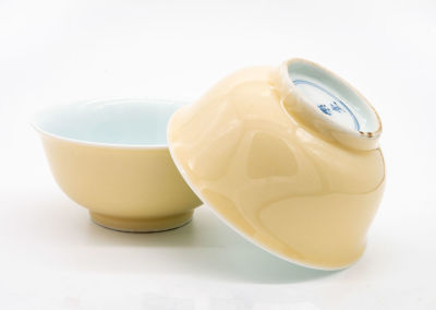 זוג קעריות סיניות עתיקות מחרסינה מזוגגת. החלק החיצוני בגוון קרם. חותמות (?) בתחתית. 
גובה: 5.5 