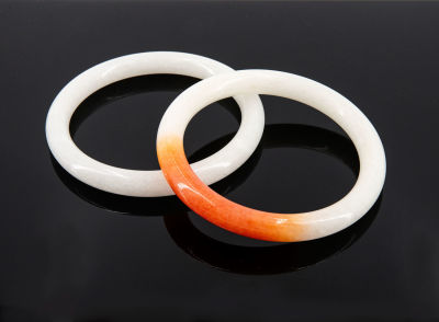 זוג צמידי בנגל נאים מג'ייד לבן מלוטש. קוטר פנימי: 6.5 ס"מ מצב: לפירוט מצב, אנא לשלוח מייל ל 