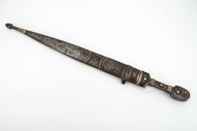 פיגיון "קינג'ל" קווקזי נאה מכסף וניאלו, אמצע המאה ה-19. הנדן חקוק ורקוע בעיטור פרחוני ומודגש 