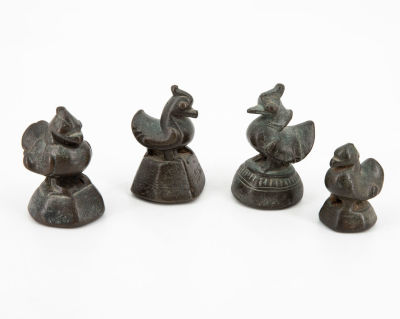 ארבע משקלות לאופיום מברונזה, בורמה, מאות ה-18/19. ארבע משקולות בגדלים משתנים היצוקים בדמות 